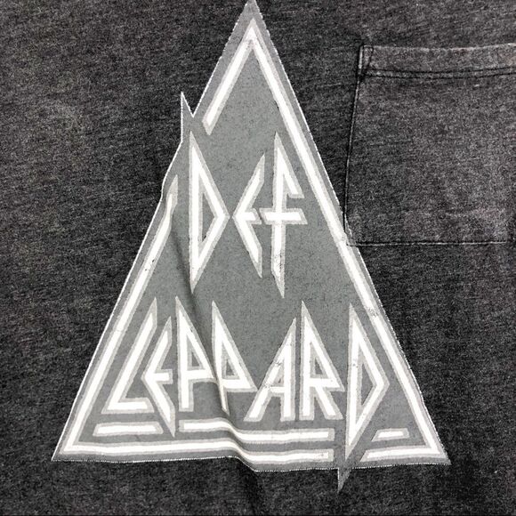DEF LEPPARD | Graphic Band Pocket Tee Gray Short Sleeve Scoopneck Women’s Size S - Picture 3 of 6